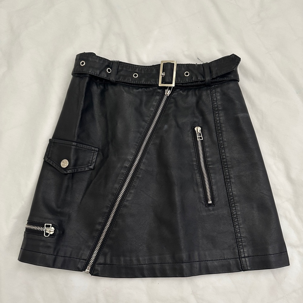Leather mini skirt with belt and zippers